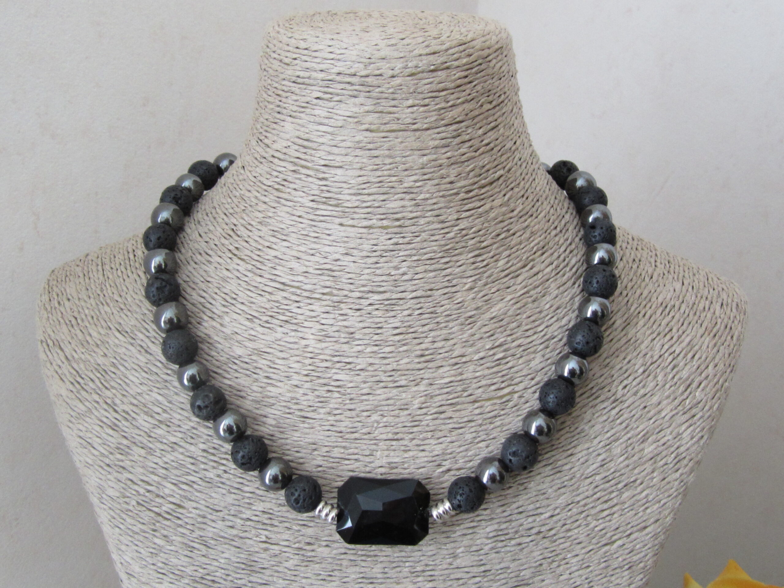 collier de perles de Lave